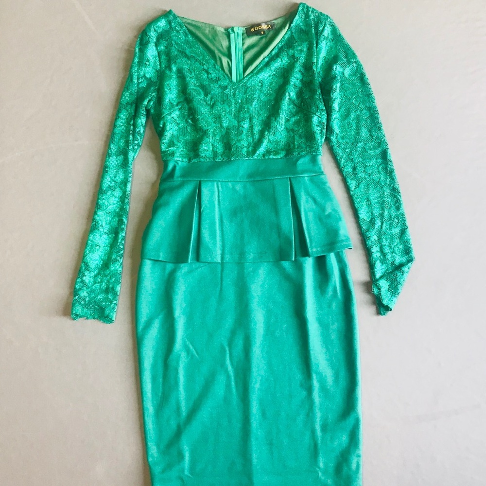 Pinup green dress with lace